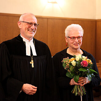 Oberkirchenrat Claus Müller dankt Birgit Weindl für viele Jahre der Organsiation der Ausbildungsreihe "Kirchenräume lebendig machen"