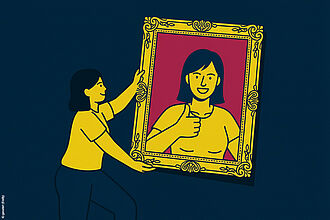 Eine Frau hält ein gerahmtes Bild, das eine Frau zeigt. 