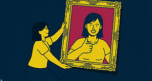 Eine Frau hält ein gerahmtes Bild, das eine Frau zeigt. 