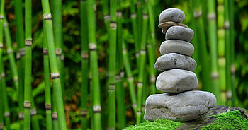 Tum aus gestapelten Steinen inm der Natur