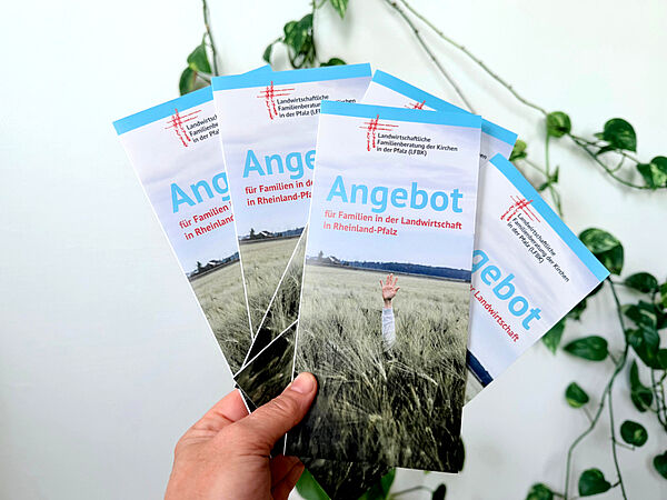 Ein Fächer aus Faltblättern der Landwirtschaftlichen Familienberatung der Kirchen in der Pfalz (LFBK)