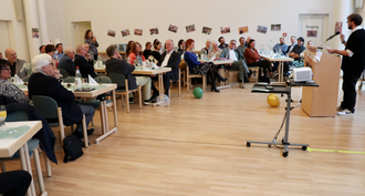 Gäste bei der Feier in der Alten Eintracht, Christian Gisinger am Redepult