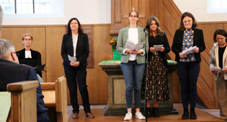 Fürbittebeim Gottesdienst - Menschen vor dem Altar