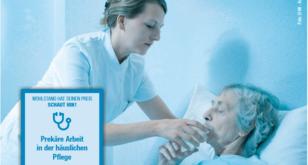 Das Foto zegt eine pflegebedürftige Frau im Bett, die beim Trinken unterstützt wrid - eines von mehreren Postkartenmotiven der Kampagne "Prekäre Arbeit".