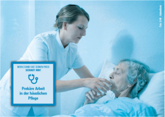 Das Foto zegt eine pflegebedürftige Frau im Bett, die beim Trinken unterstützt wrid - eines von mehreren Postkartenmotiven der Kampagne "Prekäre Arbeit".