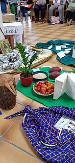 Bild der Raummitte -dekoriert mit Lebensmitteln, Pflanzen, Tüchern 