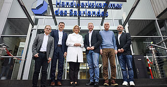 Vertreter*innen der Sonntagsallianz Saarland vor der Handwerkskammer des Saarlandes