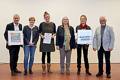 Minister (Konrad Wolf) mit Preisträgern bei der Verleihung | Foto: Ministerium für Wissenschaft, Weiterbildung und Kultur in Mainz