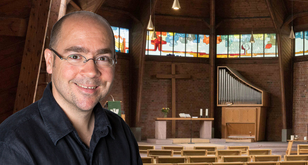 Collage aus einem Porträt des Dekans Paul Metzger und der Melanchtonkirche