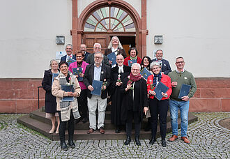 Vor der offenen Tür der Unionskirche: Zwölf neue zertifizierte Kirchenführende schließen 2025 die ökumenische Ausbildung ab.