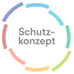 Die farbigen Klammern des Schutzkonzept-Logos bilden im Zusammenspiel das Farbspektrum. Sie stehen für den Anspruch, beim Schutz von Menschen nichts auszuklammern und niemanden auszuschließen.