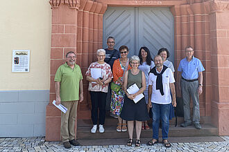 Gruppe des aktuellen Kurses Kirchenpädagogik vor der Kirchentür