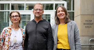 Auf dem Foto sind zu sehen: Claudia Kettering, Sascha Müller und Susanne Burgdörfer vor dem Eingang am Heinz-Wilhemy-Haus