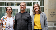 Auf dem Foto sind zu sehen: Claudia Kettering, Sascha Müller und Susanne Burgdörfer vor dem Eingang am Heinz-Wilhemy-Haus