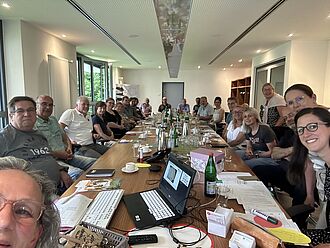 24 Unternehmens- und Mitarbeitendenvertretungen um einen Tisch versammelt: Das erste Treffen des neu entstandenen Netzwerks "Resonanzräume - Sucht am Arbeitsplatz" fand regen Zuspruch | Foto: Dagmar Eck