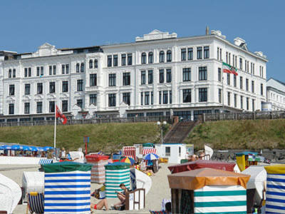 Die Gästehäuser Viktoria direkt am Sandstrand sind ein beliebtes Feriendomizil auf Borkum.