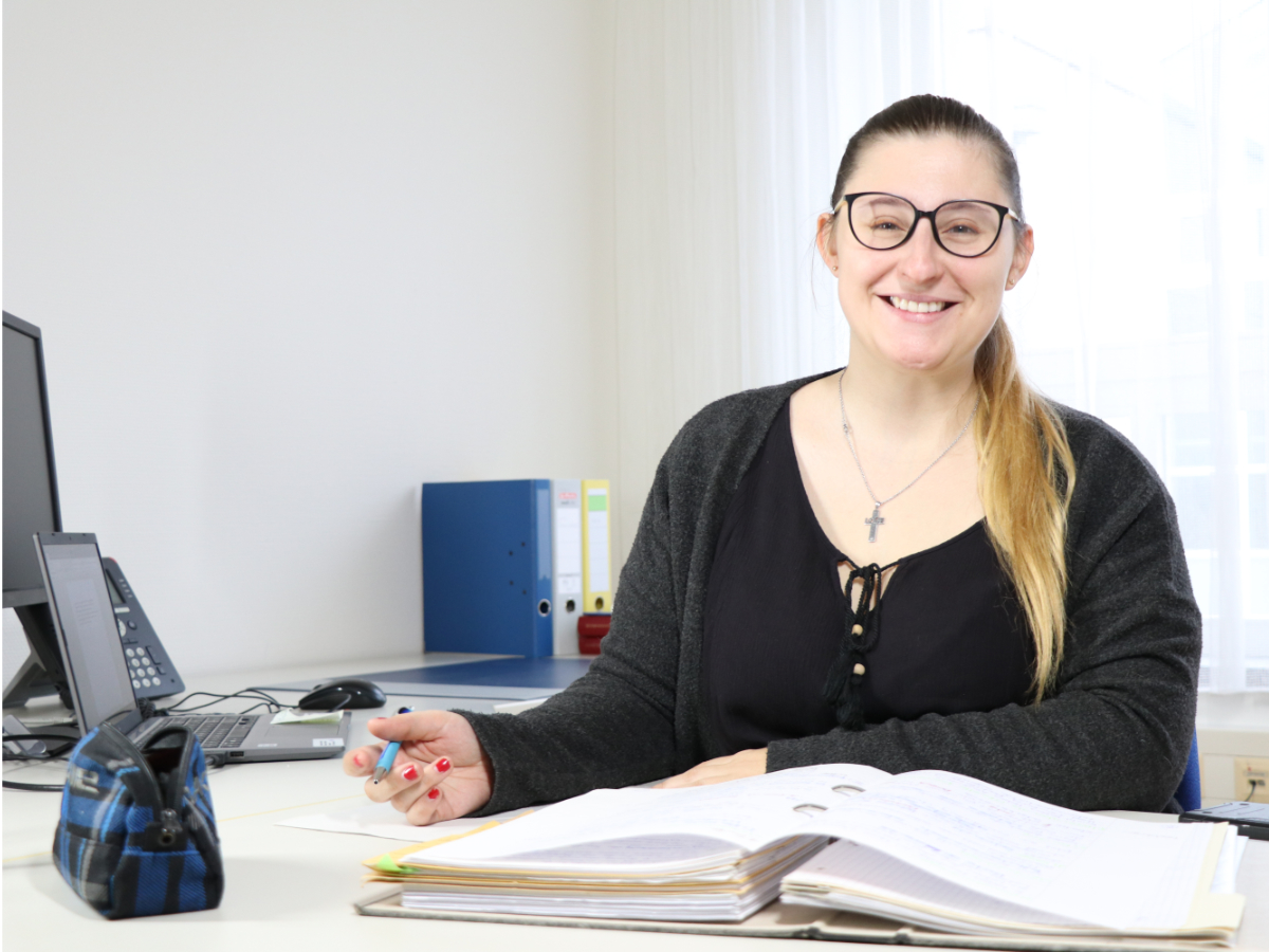 Laura Gall an ihrem Schreibtisch im Zimmer 103