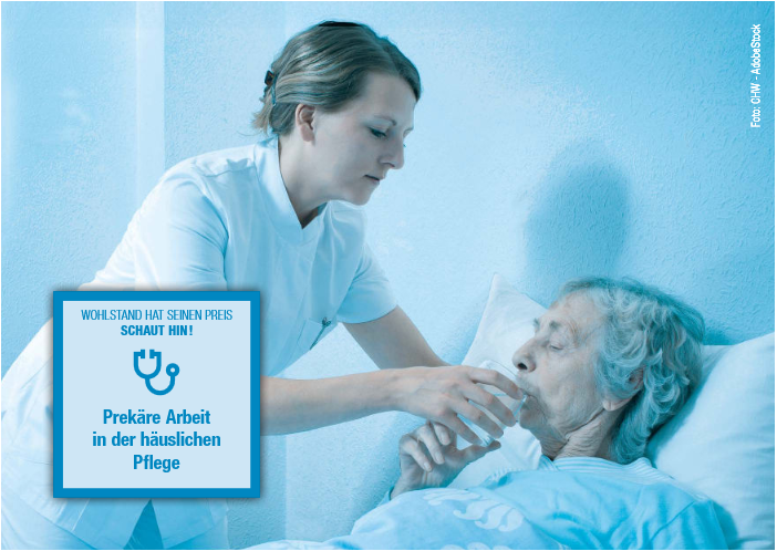 Das Foto zegt eine pflegebedürftige Frau im Bett, die beim Trinken unterstützt wrid - eines von mehreren Postkartenmotiven der Kampagne "Prekäre Arbeit".